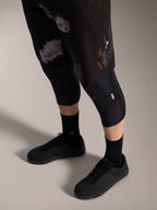 Alpinestars A-Dura Ride shorts i Black Camo med orange logo, vist med sorte knæbeskyttere og cykelsko til MTB
