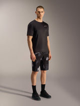 A-Dura Ride Shorts i Black Camo, Alpinestars MTB-shorts med gråt camouflagemønster, stylet med sort jersey og sko.