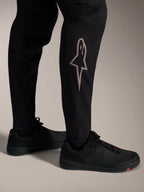 Sorte A-Supra Elite MTB-bukser med sølvfarvet Astars-logo på benet, designet til højtydende mountainbiking.