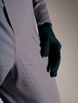 A-Supra Elite bukser i Faded Gray med laserskårne ventilationshuller på låret, førsteklasses MTB-racerudstyr.