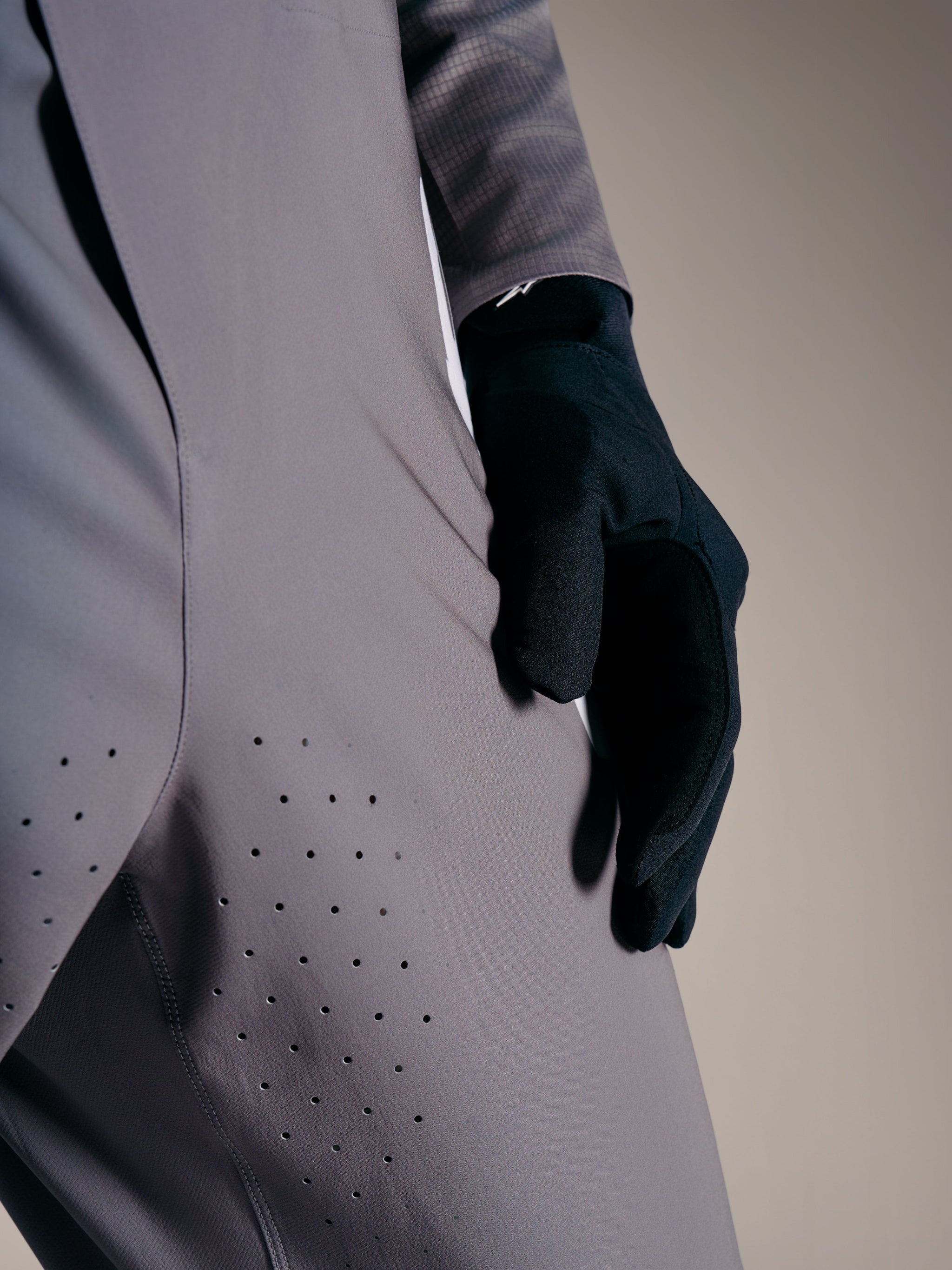 A-Supra Elite bukser i Faded Gray med laserskårne ventilationshuller på låret, førsteklasses MTB-racerudstyr.