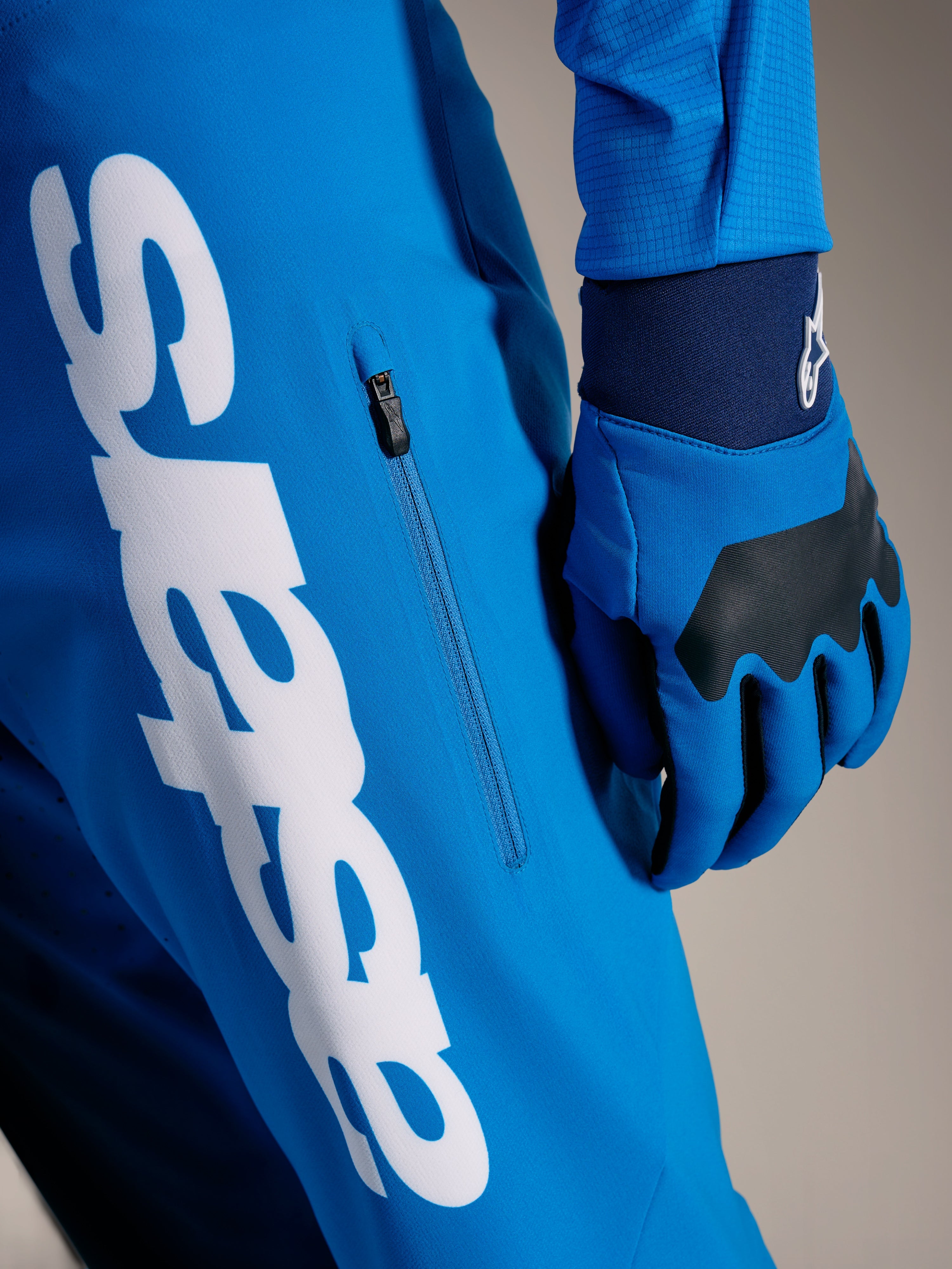 Faded Bright Blue A-Supra Elite MTB-bukser med stort hvidt Astars-logo og lodret lynlåslomme.