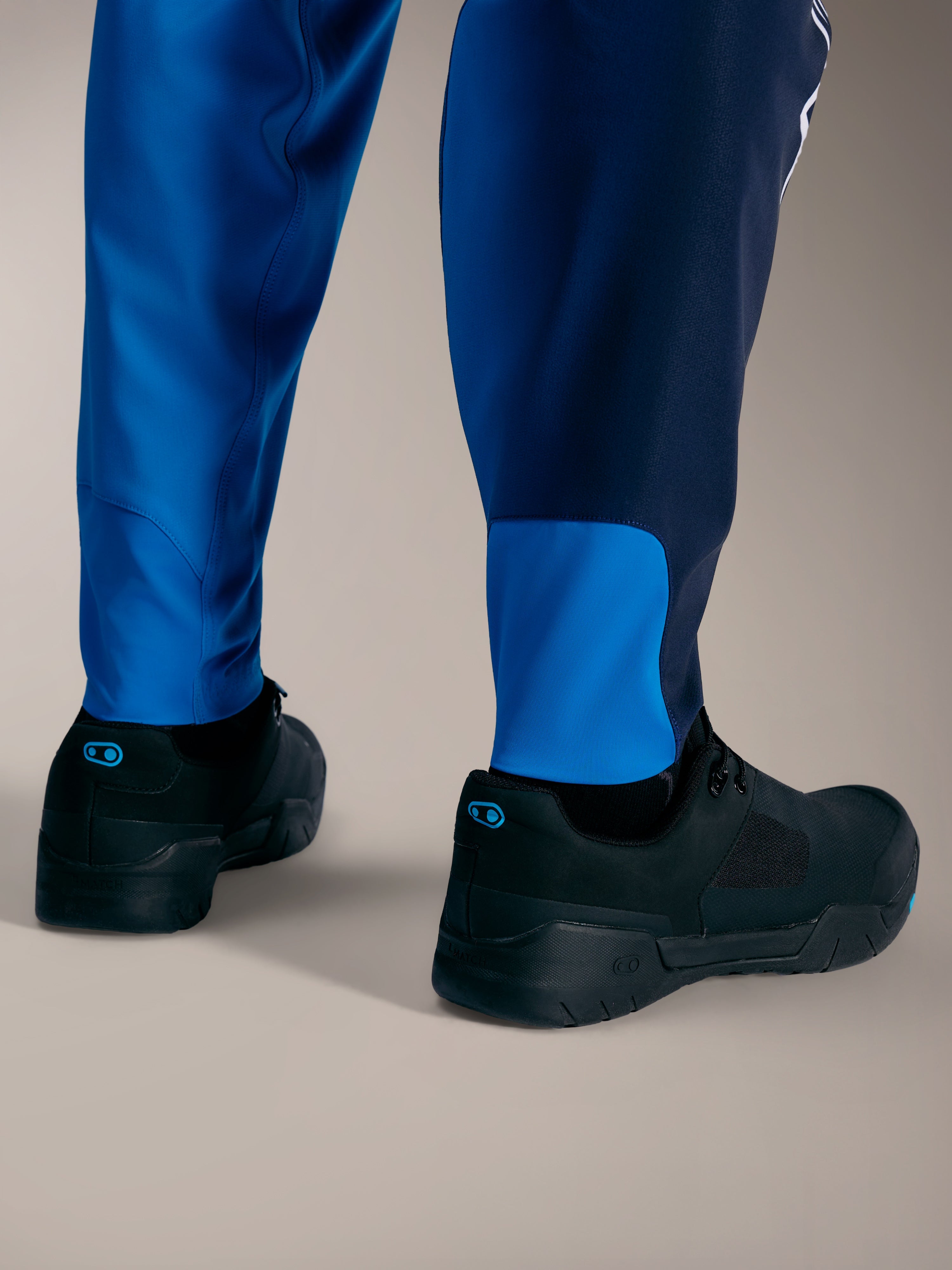 Alpinestars A-Supra Elite Bukser i Faded Bright Blue med elastiske manchetter og premium 4-vejs strækstof.