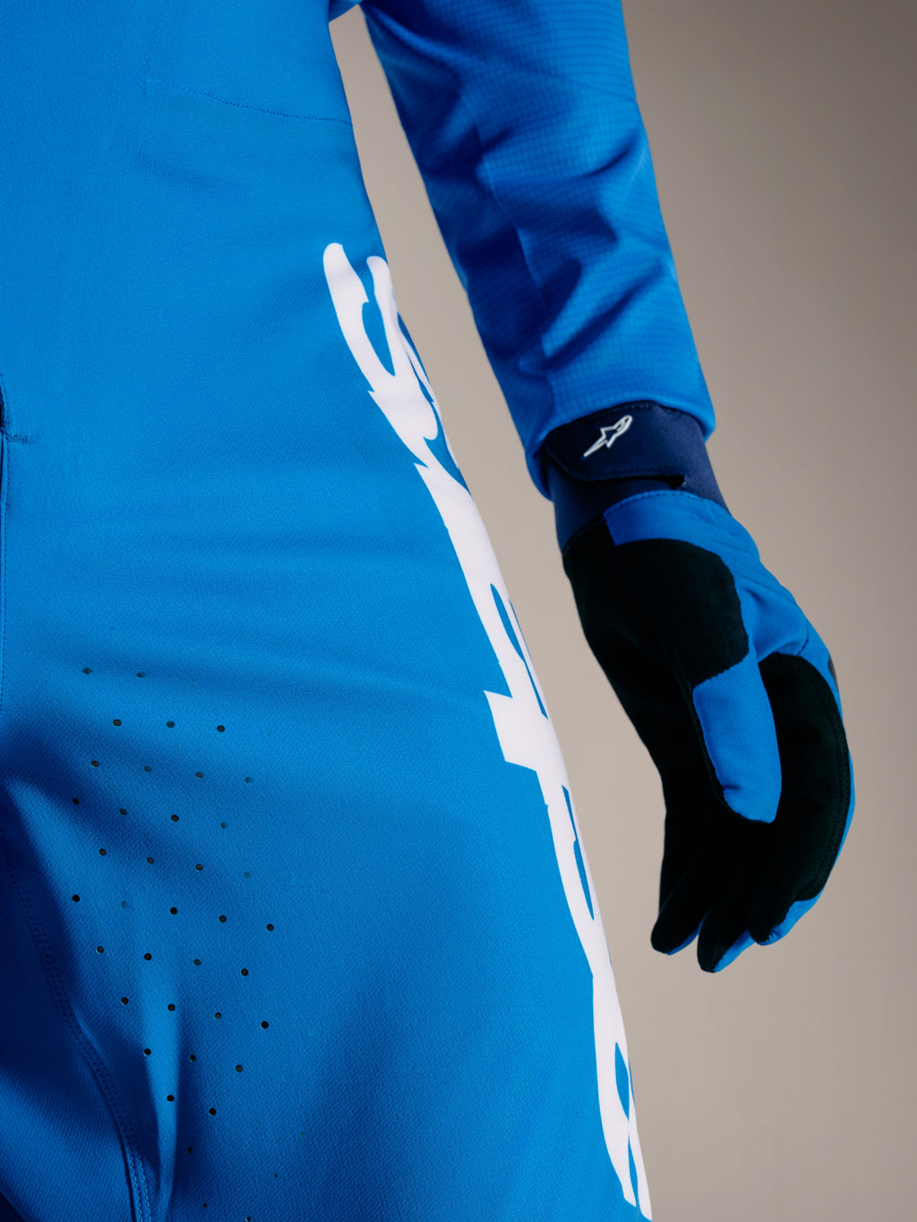 Alpinestars A-Supra Elite Bukser i Faded Bright Blue med laserskåret ventilation og hvidt Astars-logo på strækstof.