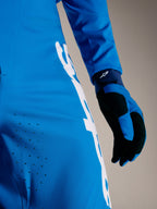 Alpinestars A-Supra Elite Bukser i Faded Bright Blue med laserskåret ventilation og hvidt Astars-logo på strækstof.