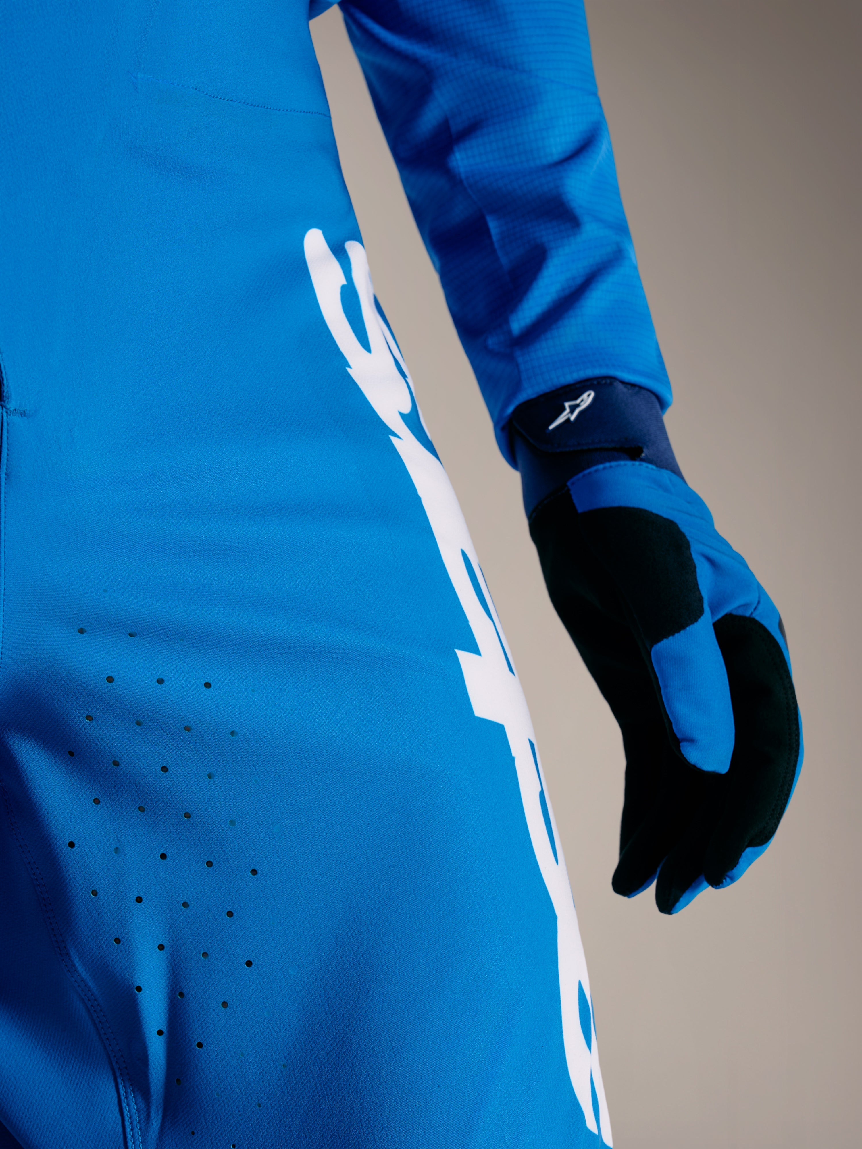 Alpinestars A-Supra Elite Bukser i Faded Bright Blue med laserskåret ventilation og hvidt Astars-logo på strækstof.