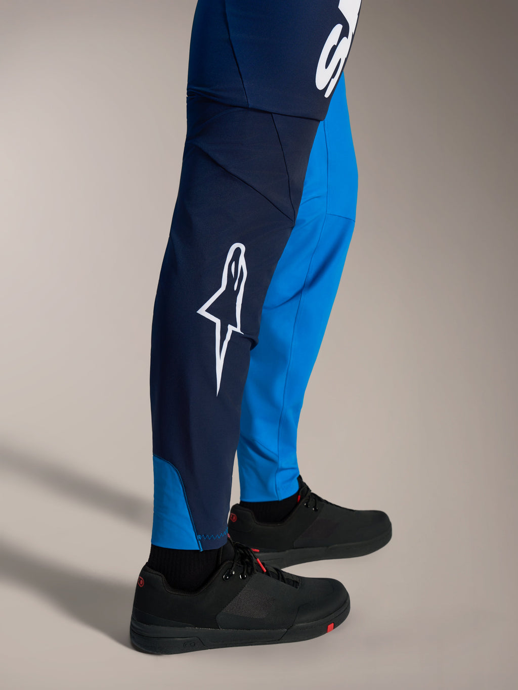 A-Supra Elite MTB-bukser i faded bright blue med hvidt Astars-logo og tætsiddende racing-konstruktion.