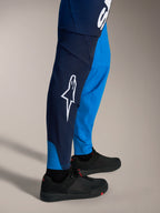 A-Supra Elite MTB-bukser i faded bright blue med hvidt Astars-logo og tætsiddende racing-konstruktion.