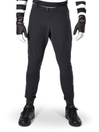 Alpinestars A-Aria Elite bukser, mountainbike-bukser, sort, set forfra med laserperforeringer og magnetisk spændelukning, bæres med en sort- og hvidstribet trøje og sorte handsker, performance-cykeludstyr til trailkørsel