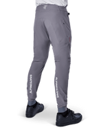 Alpinestars A-Aria Elite bukser, MTB-bukser, mørkegrå, med lodrette hvide Alpinestars-logoer bag på underbenene, laserskårne ventilationshuller, elastiske manchetter og en ydelsespasform til mountainbike