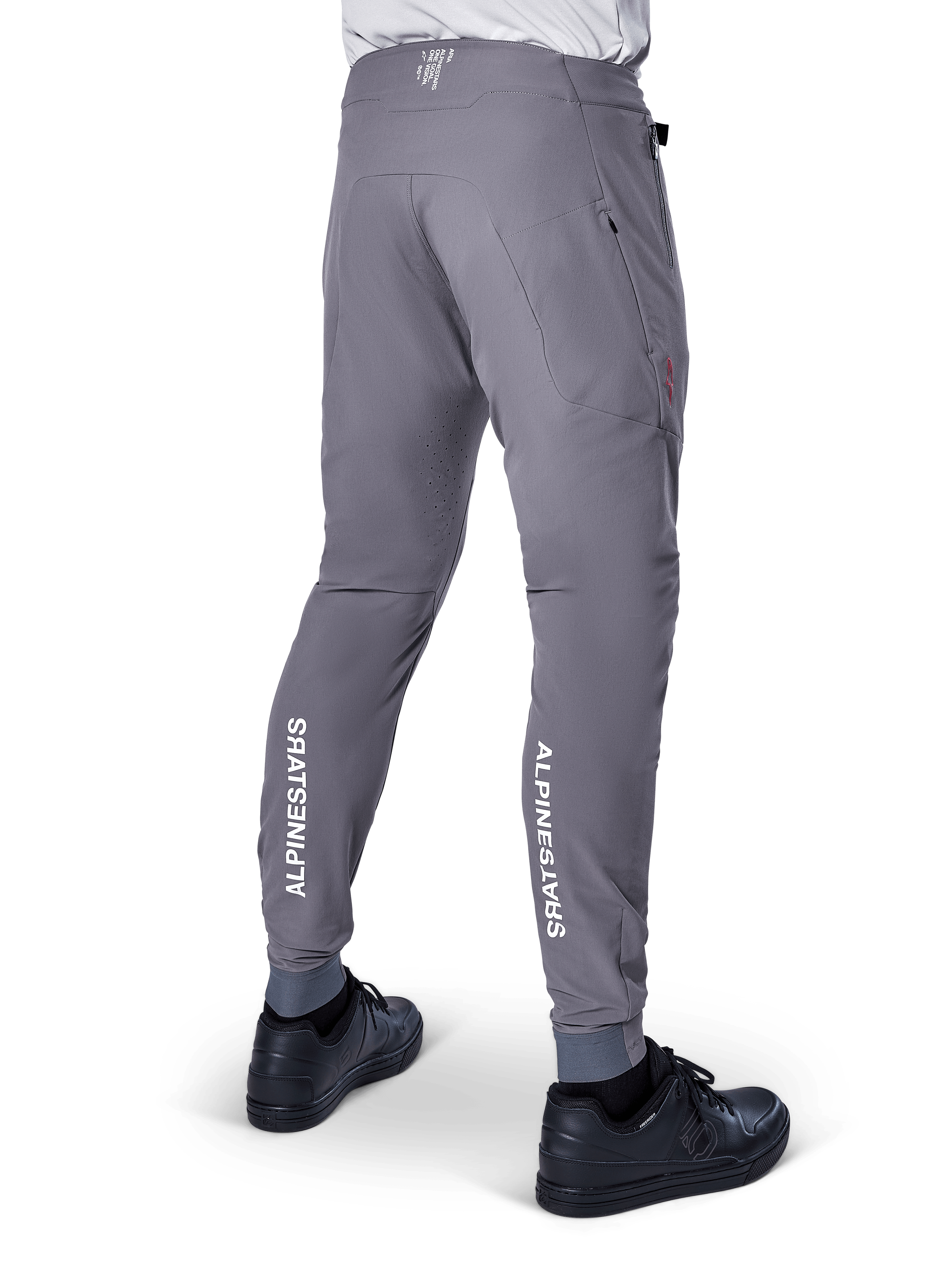 Alpinestars A-Aria Elite bukser, MTB-bukser, mørkegrå, med lodrette hvide Alpinestars-logoer bag på underbenene, laserskårne ventilationshuller, elastiske manchetter og en ydelsespasform til mountainbike