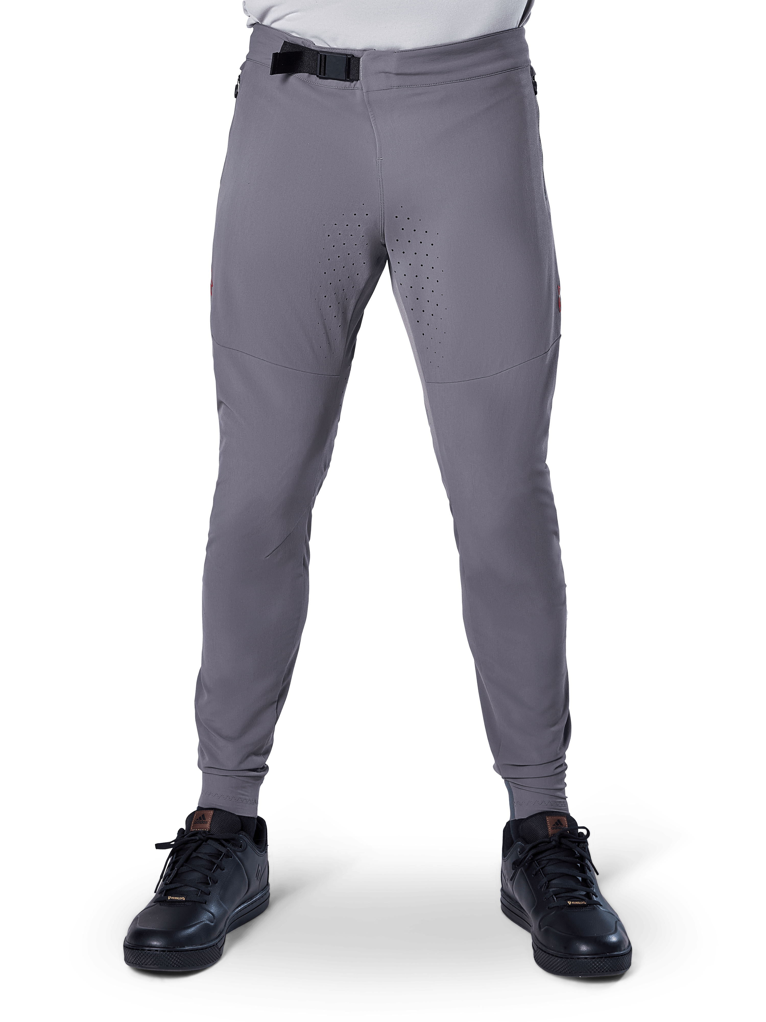 Alpinestars A-Aria Elite bukser, mountainbike-bukser, mørkegrå, med laserperforeringer på indersiden af lårene for ventilation og magnetisk spændelukning i taljen, performance-pasform med tilspidsede ben, her vist med sorte sportssko