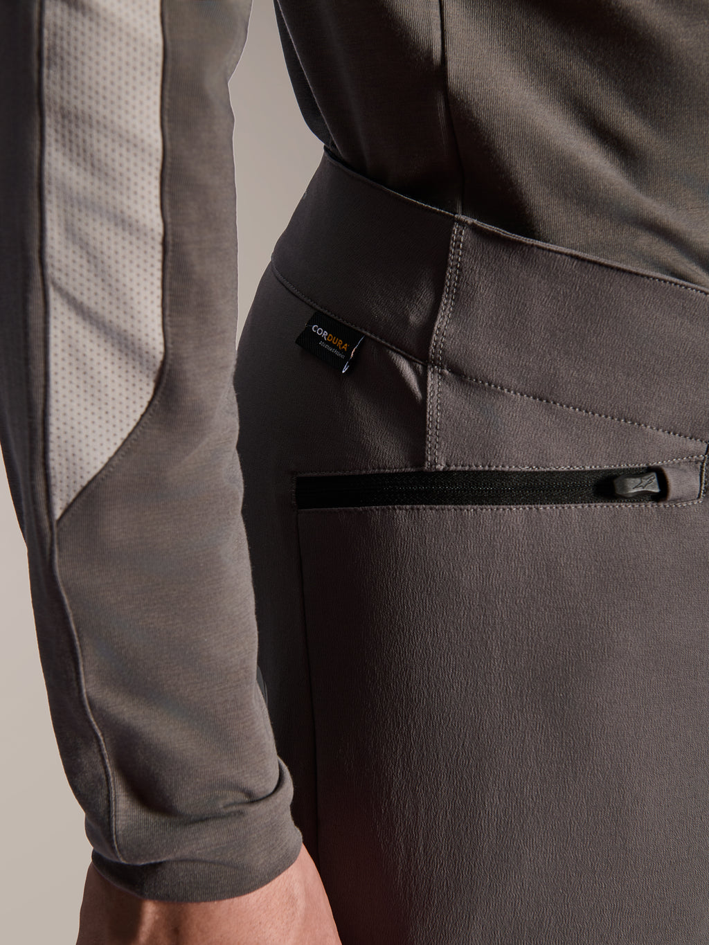 Alpinestars A-Dura Elite bukser, mørkegrå mountainbike-bukser, nærbillede af sidelomme med lynlås og Cordura-stofmærke, slidstærkt tekstil med 4-vejs stretch til off-road kørsel