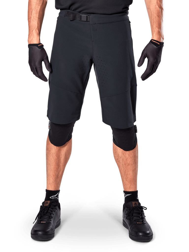Alpinestars A-Aria Elite shorts, mountainbike-shorts, sort, vist med knæbeskyttere og sorte handsker, laserskåret ventilation og justerbar talje med spænde, performance off-road cykeludstyr