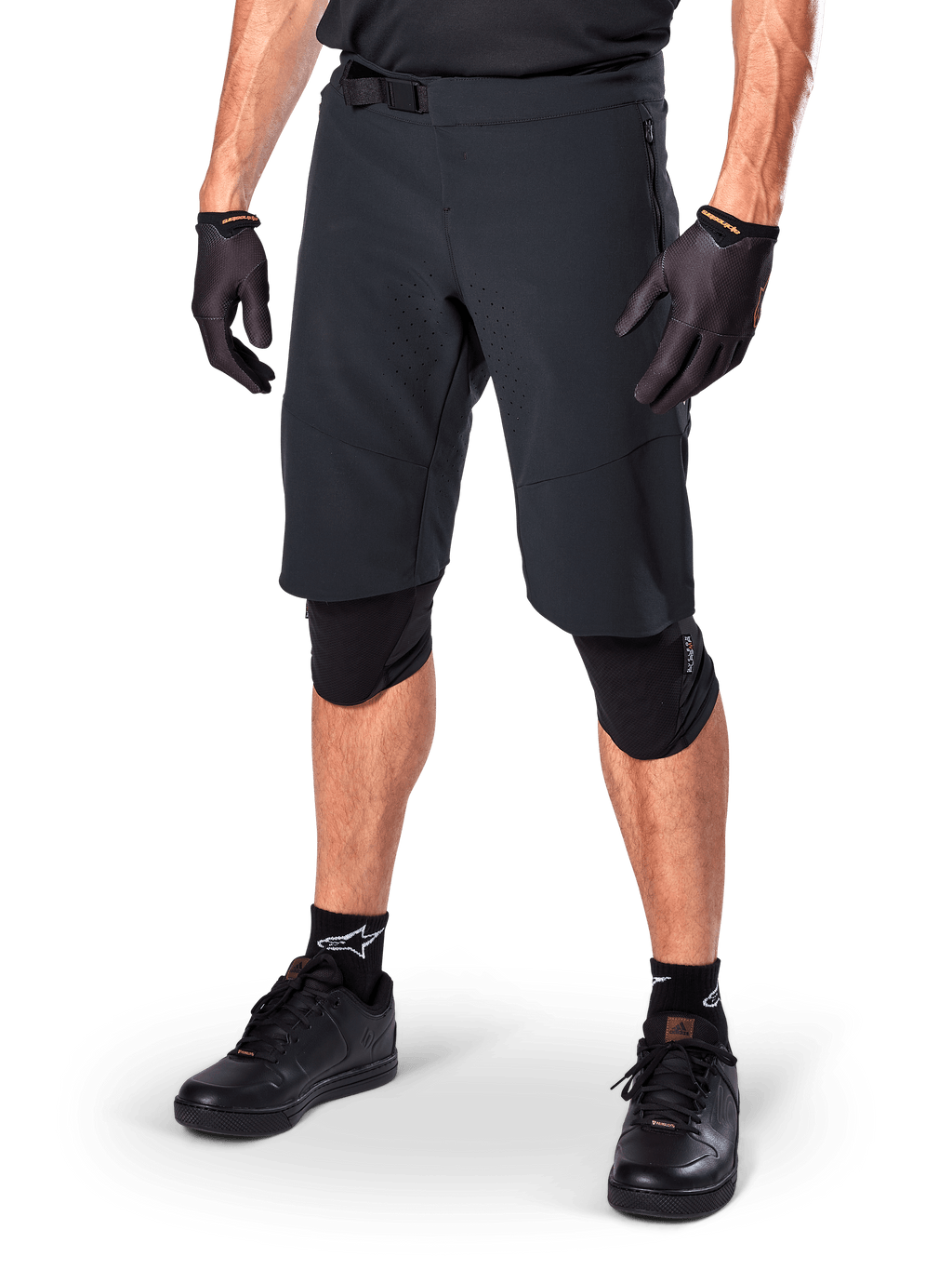 Alpinestars A-Aria Elite Shorts, sorte cykelshorts, båret med matchende sorte handsker og knæbeskyttere, med magnetisk spænde og laserskårne perforeringer, strømlinet design til off-road mountainbiking