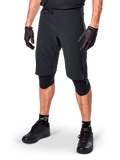Alpinestars A-Aria Elite Shorts, sorte cykelshorts, båret med matchende sorte handsker og knæbeskyttere, med magnetisk spænde og laserskårne perforeringer, strømlinet design til off-road mountainbiking