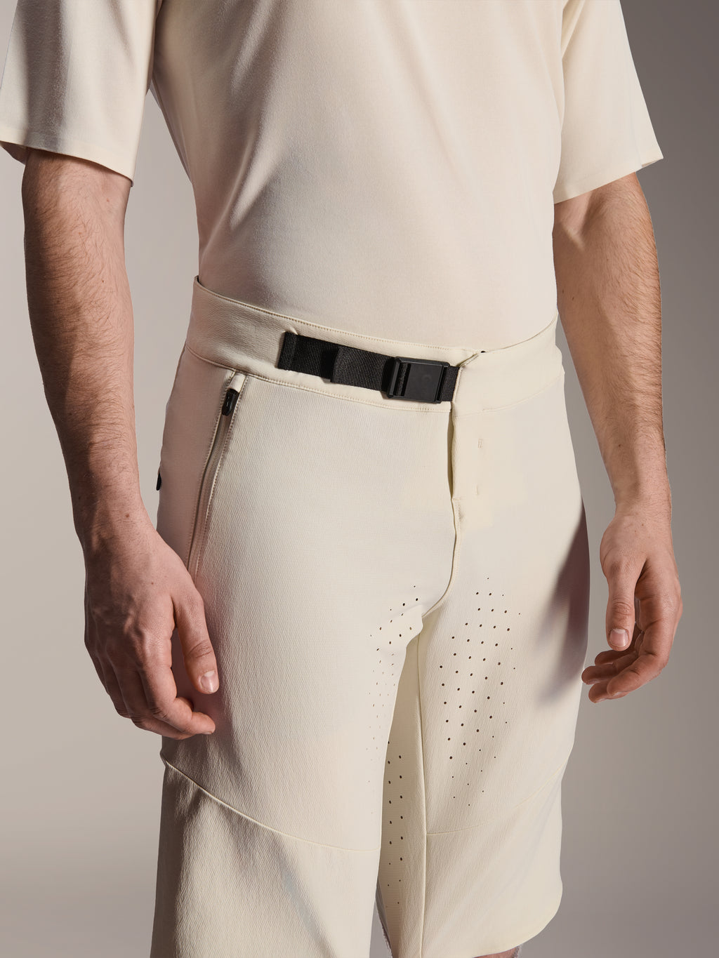 Alpinestars A-Aria Elite Shorts, mountainbike-shorts, Ecru, nærbillede der viser den sorte magnetiske spændelukning, sidelomme med lynlås og laserskåret ventilation, teknisk performance-cykelbeklædning