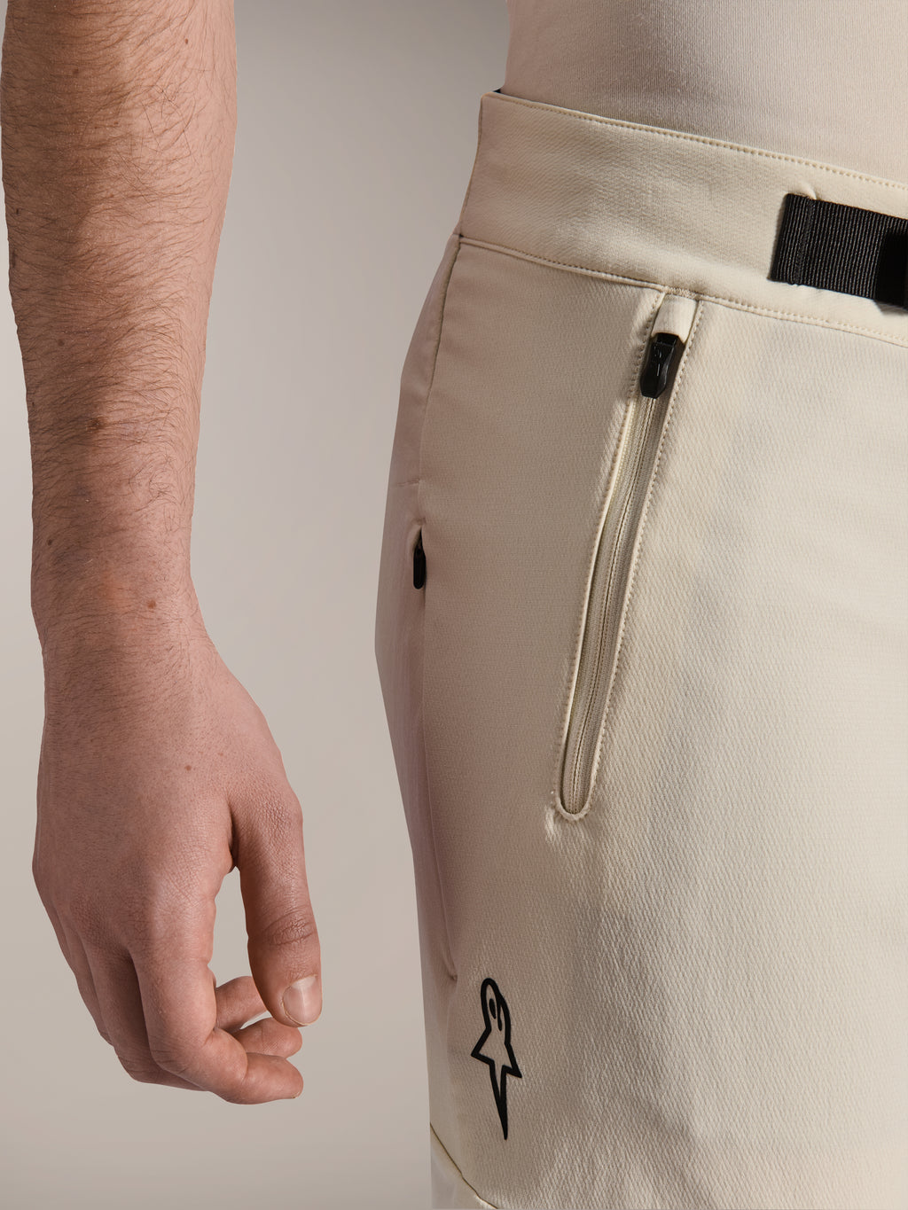 Alpinestars A-Aria Elite Shorts, mountainbike-shorts, Ecru, nærbillede fra siden, der viser lynlåslomme og magnetisk spændelukning, performance-cykeltøj med sorte detaljer