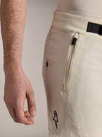 Alpinestars A-Aria Elite Shorts, mountainbike-shorts, Ecru, nærbillede fra siden, der viser lynlåslomme og magnetisk spændelukning, performance-cykeltøj med sorte detaljer