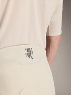Alpinestars A-Aria Elite shorts, mountainbike-shorts, ecru-farve, nærbillede af den bagerste linning med sort branding 'A-ARIA ALPINESTARS ONE GOAL. ONE VISION.', performance cykeltøj