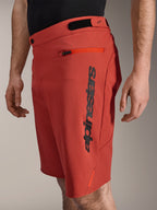 Alpinestars A-Dura Elite shorts, mountainbike-shorts, mørkeorange, med et lodret sort Alpinestars-logo på siden, lynlåslomme og krog og løkke-taljejustering, slidstærkt off-road cykeltøj