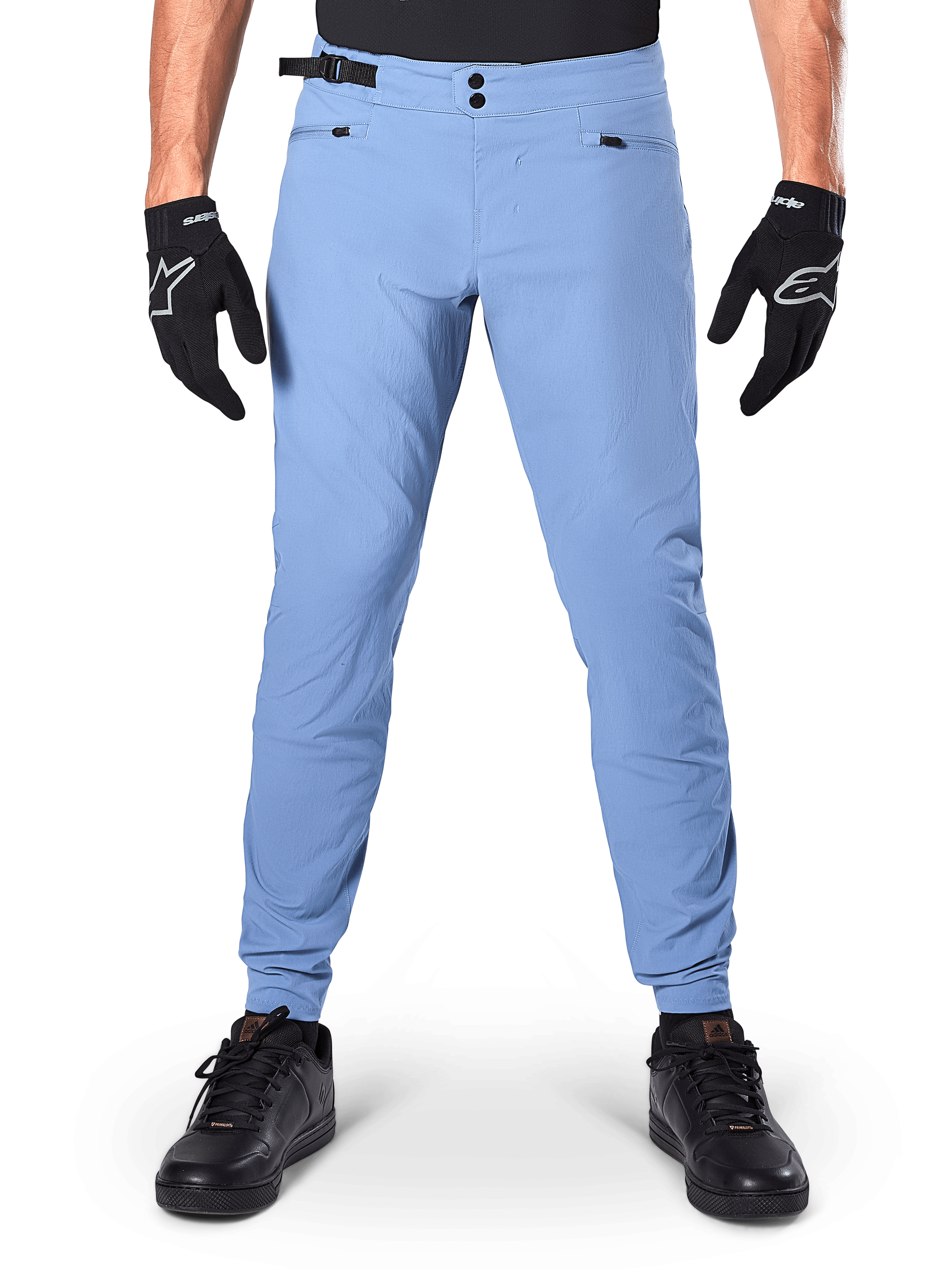 Alpinestars A-Dura bukser, MTB-bukser, Infinity Blue, lyseblå mountainbike-bukser med dobbelt trykknaplukning og lynlåslommer, båret med sorte handsker og sorte sko, almindelig pasform med elastiske manchetter