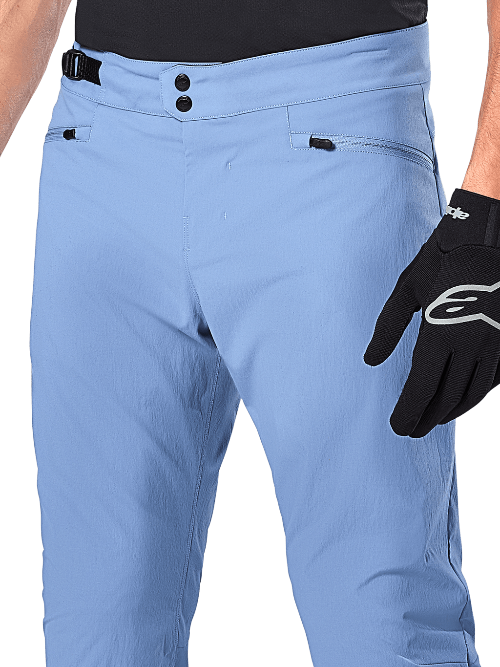 Alpinestars A-Dura bukser, MTB-cykelbukser, Infinity Blue, nærbillede af taljen med dobbelt trykknapslukning og justerbar sideklemme, lynlåslommer, båret med sorte Alpinestars-handsker