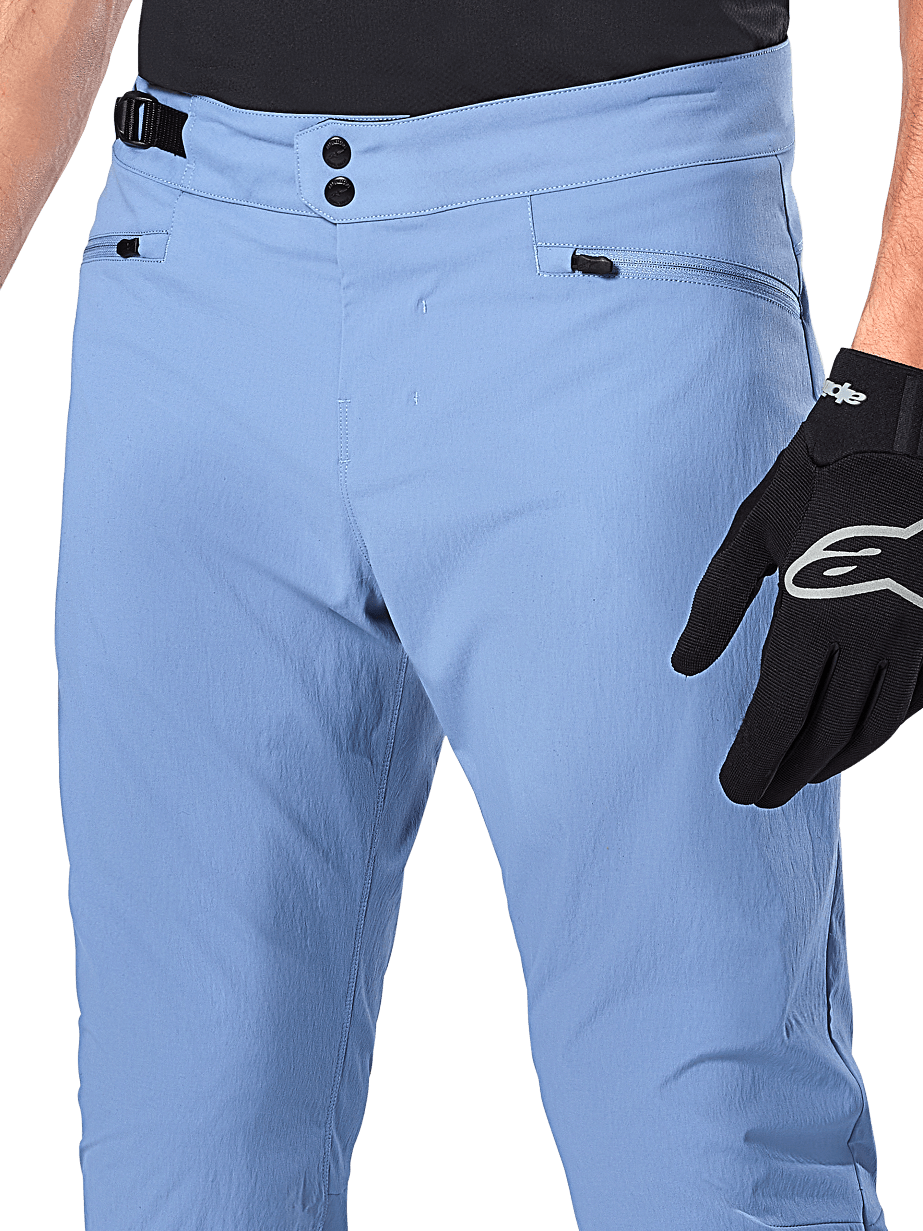 Alpinestars A-Dura bukser, MTB-cykelbukser, Infinity Blue, nærbillede af taljen med dobbelt trykknapslukning og justerbar sideklemme, lynlåslommer, båret med sorte Alpinestars-handsker