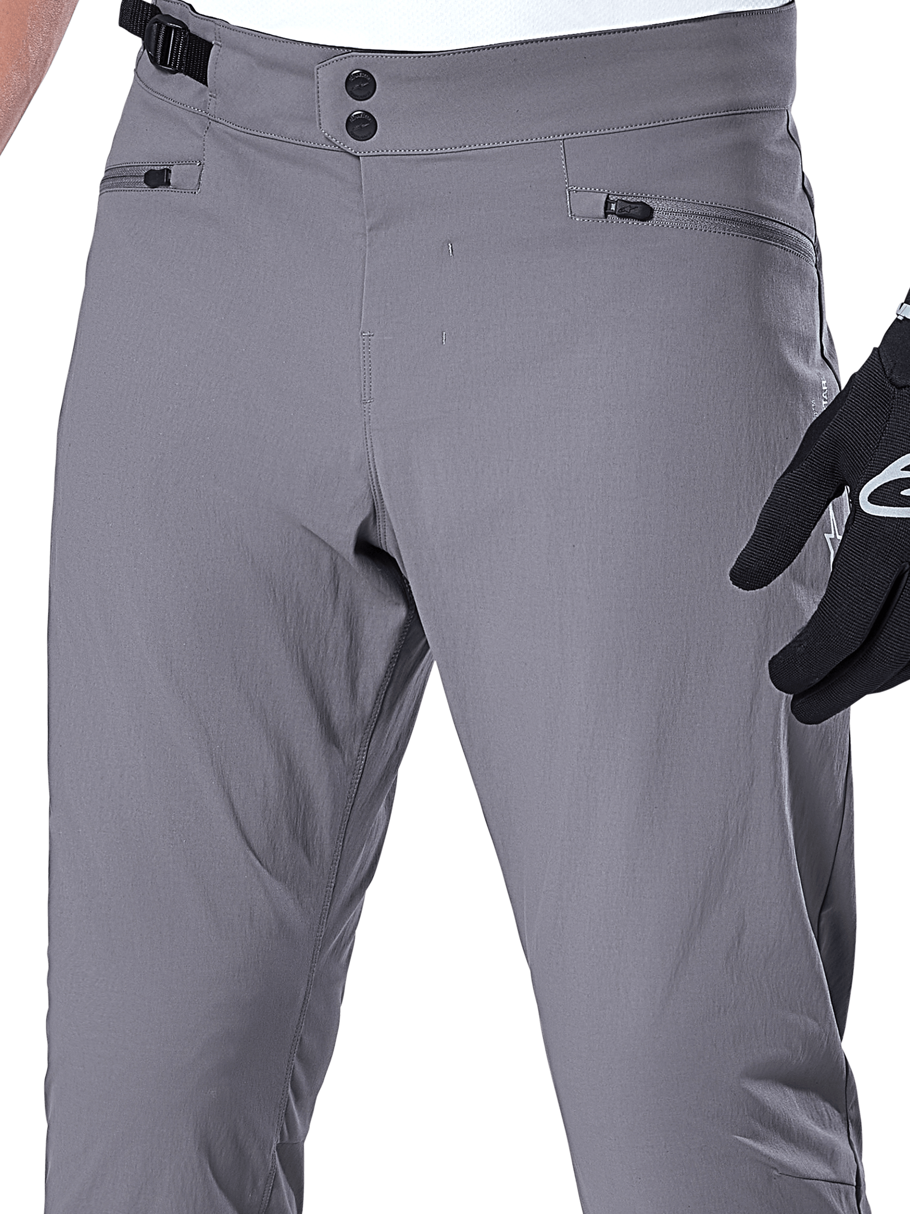 Alpinestars A-Dura bukser, MTB-bukser, mørkegrå, nærbillede af taljeområdet med dobbelt tryklåslukning, justerbar sideklemme og lynlåslommer, holdbart strækstof til mountainbike