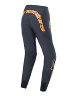 Alpinestars A-Supra Race bukser, MTB-cykelbukser, sort med orange grafik, set bagfra med stort Alpinestars-ordmærke på bagstykket, sidelomme med lynlås og tapered performance-pasform med mesh-paneler ved anklerne