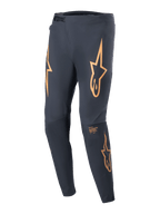 Alpinestars A-Supra Race bukser, MTB-racerbukser, sort med markante orange stjernelogoer på lårene, ratchet-lukning foran, laserperforeret ventilation og en tilspidset atletisk pasform.