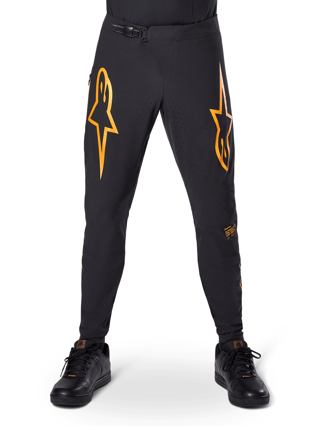 Alpinestars A-Supra Race bukser, MTB cykelbukser, sort med markante orange logoer, med ratchet-taljelukning og laserperforeret ventilation, performance-pasform designet til off-road mountainbike-racing