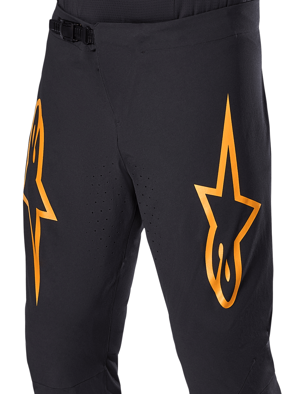 Alpinestars A-Supra Race-bukser, sorte MTB-cykelbukser med store orange stjernelogoer, ratchet-lukning foran og laserperforerede ventilationshuller, performance-orienteret teknisk design
