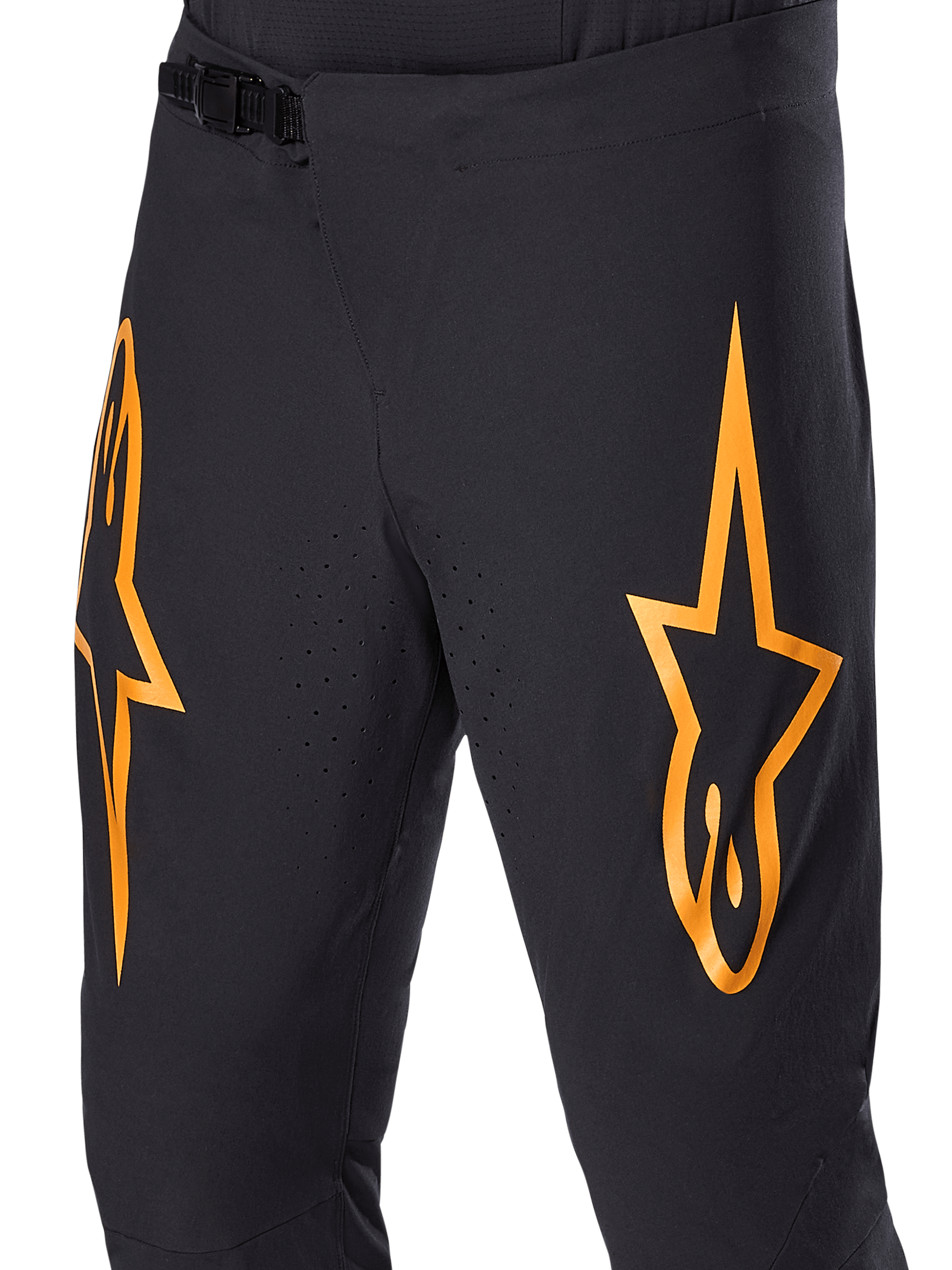Alpinestars A-Supra Race-bukser, sorte MTB-cykelbukser med store orange stjernelogoer, ratchet-lukning foran og laserperforerede ventilationshuller, performance-orienteret teknisk design