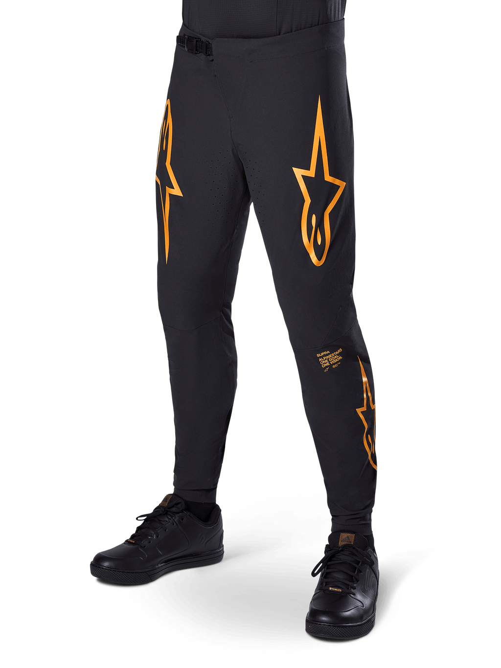 Alpinestars A-Supra Race bukser, sorte med orange stjernegrafik, MTB-racerbukser med laserperforeret ventilation og spænde i taljen, tætsiddende performance-pasform til off-road cykling