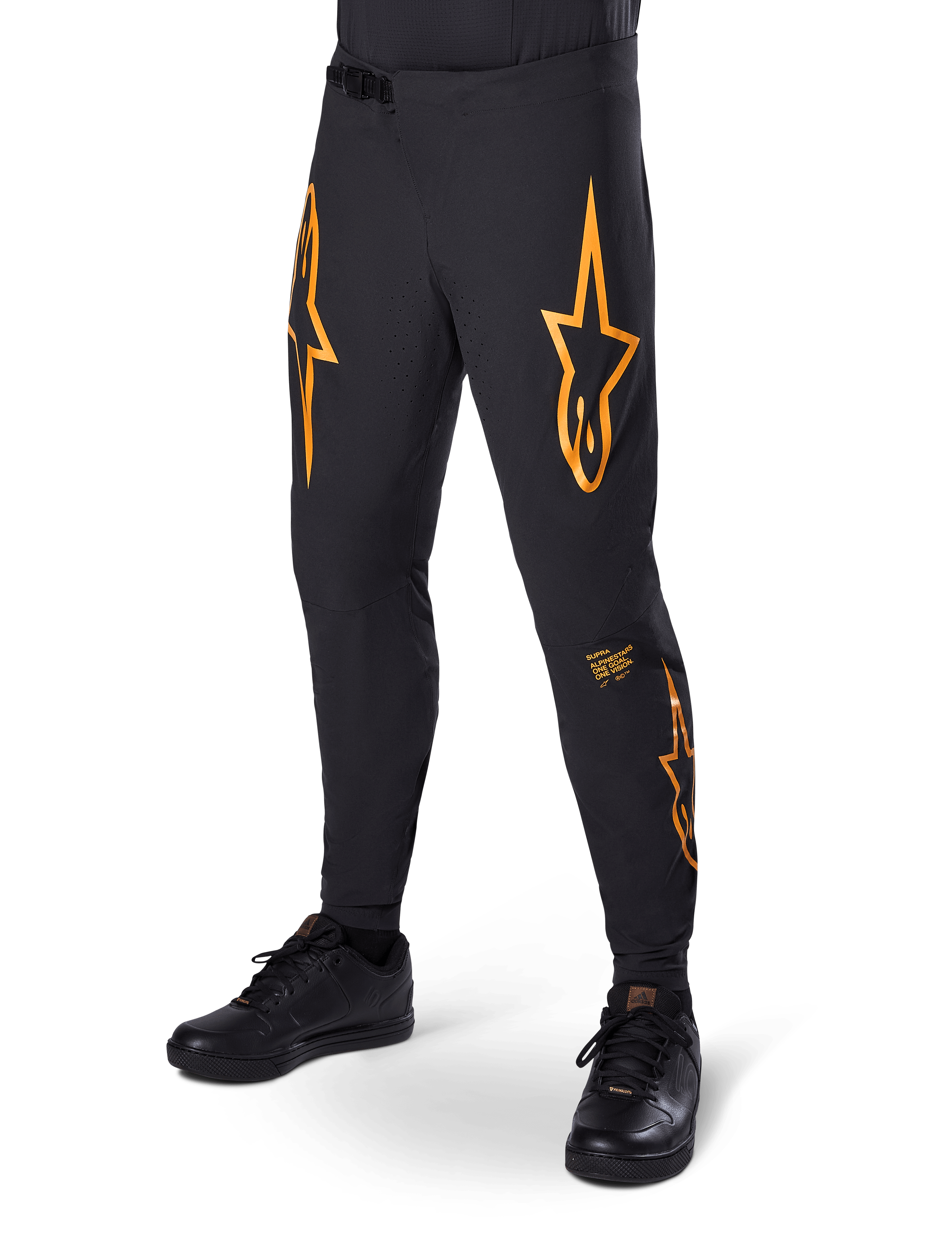 Alpinestars A-Supra Race bukser, sorte med orange stjernegrafik, MTB-racerbukser med laserperforeret ventilation og spænde i taljen, tætsiddende performance-pasform til off-road cykling