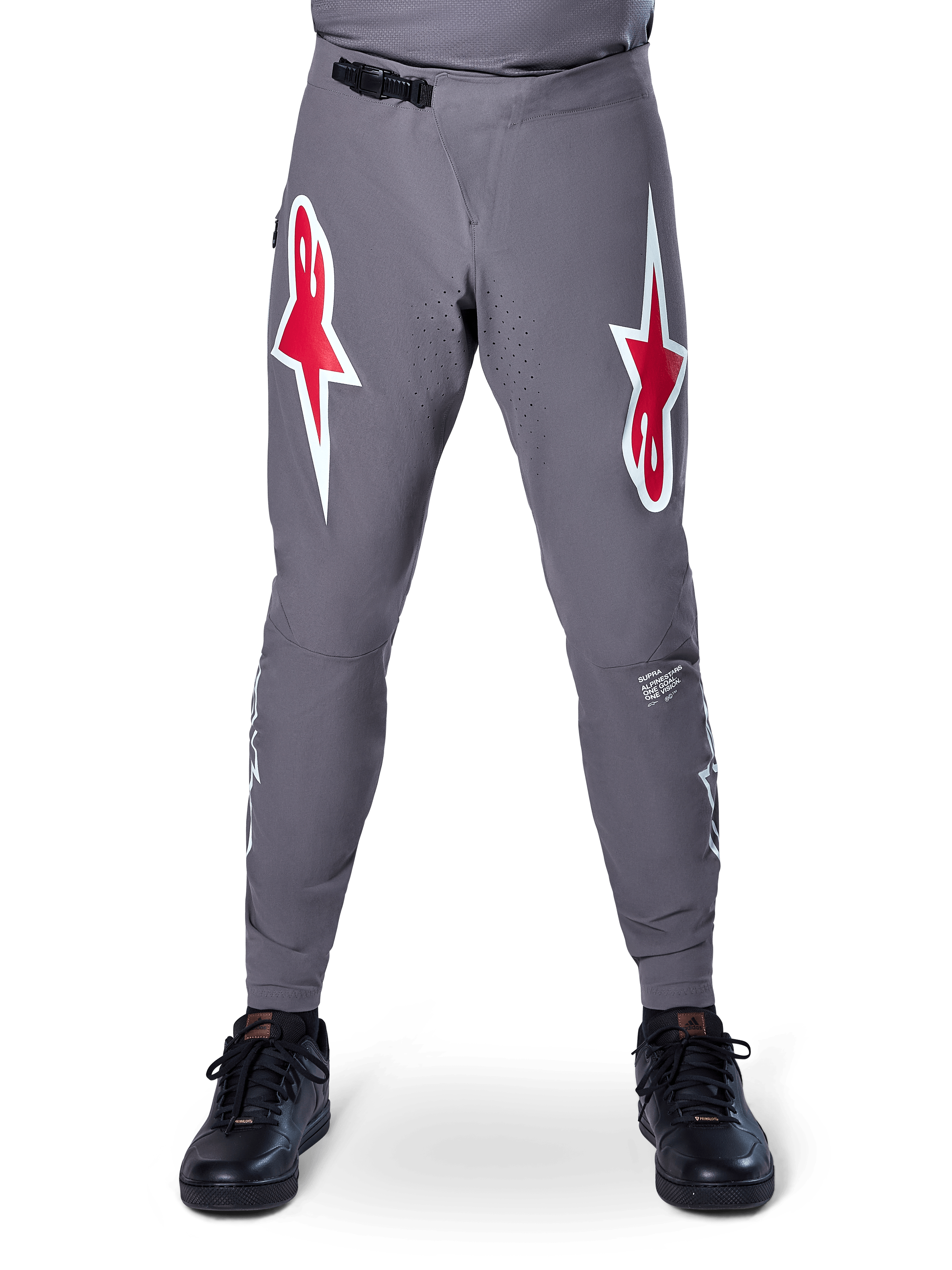 Alpinestars A-Supra Race bukser, MTB-racerbukser, mørkegrå, store røde og hvide stjernelogoer på lårene, laserperforeret ventilation på indersiden af benene, sort ratchet-taljelukning, designet til mountainbike-racing