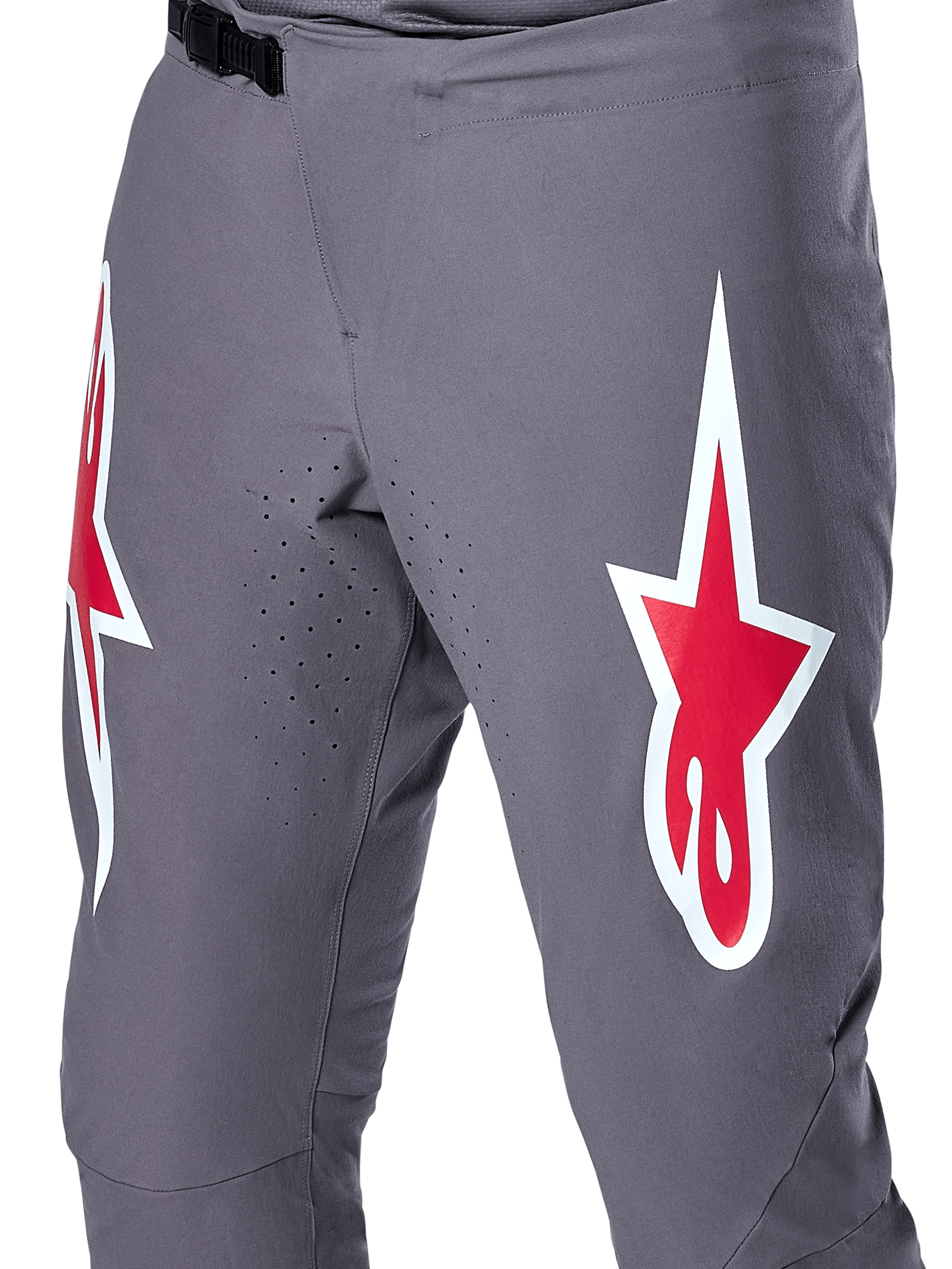 Alpinestars A-Supra Race bukser, MTB-racingbukser, mørkegrå med røde og hvide logoer, nærbillede der viser laserperforeret ventilation på de indre lår og en sort ratchet-taljelukning