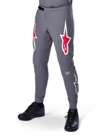 Alpinestars A-Supra Race bukser, mørkegrå mountainbike-bukser, med store røde og hvide stjernelogoer på lårene, laserperforeret ventilation og ratchet-lukning i taljen, performance pasform til downhill- og enduro-løb