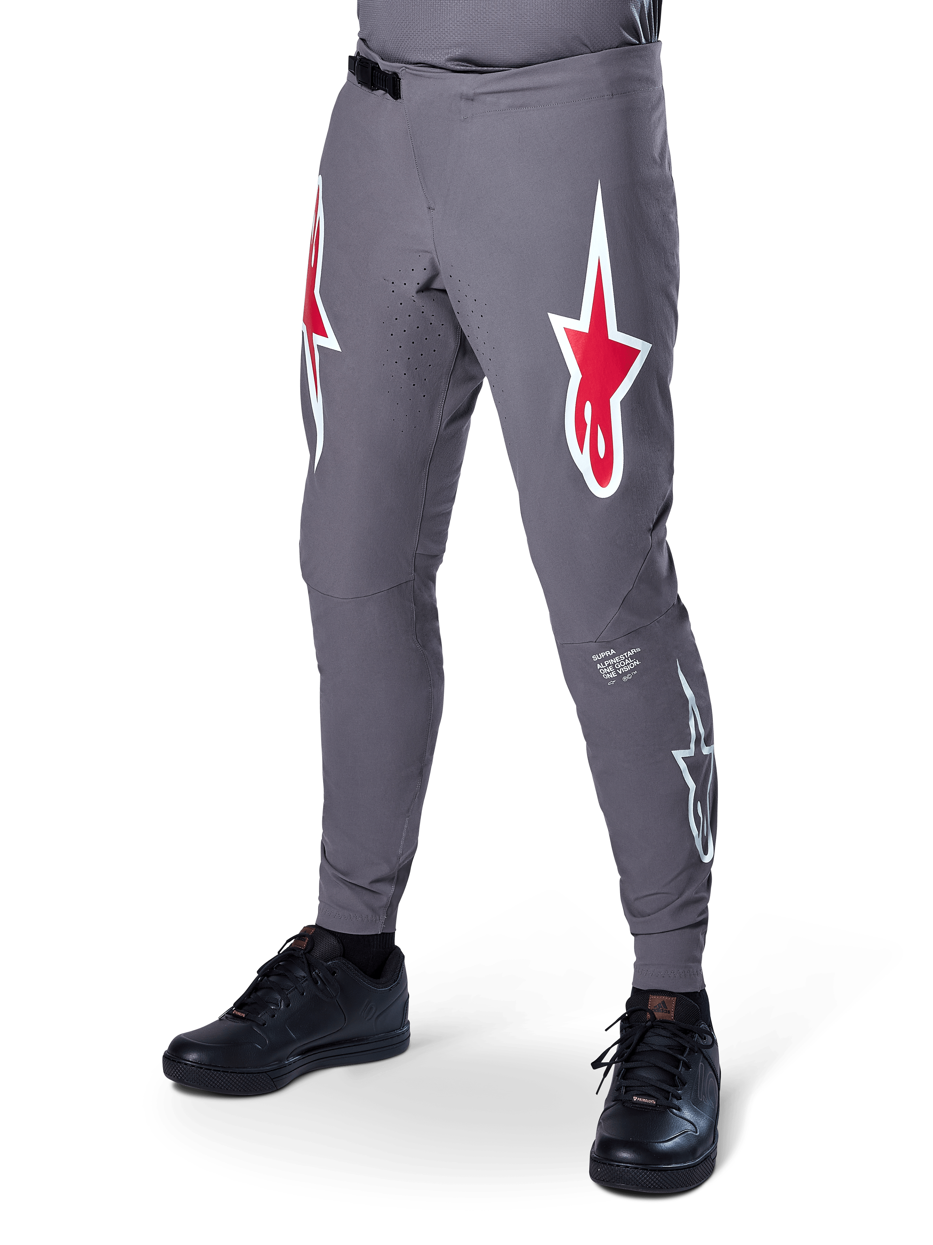 Alpinestars A-Supra Race bukser, mørkegrå mountainbike-bukser, med store røde og hvide stjernelogoer på lårene, laserperforeret ventilation og ratchet-lukning i taljen, performance pasform til downhill- og enduro-løb