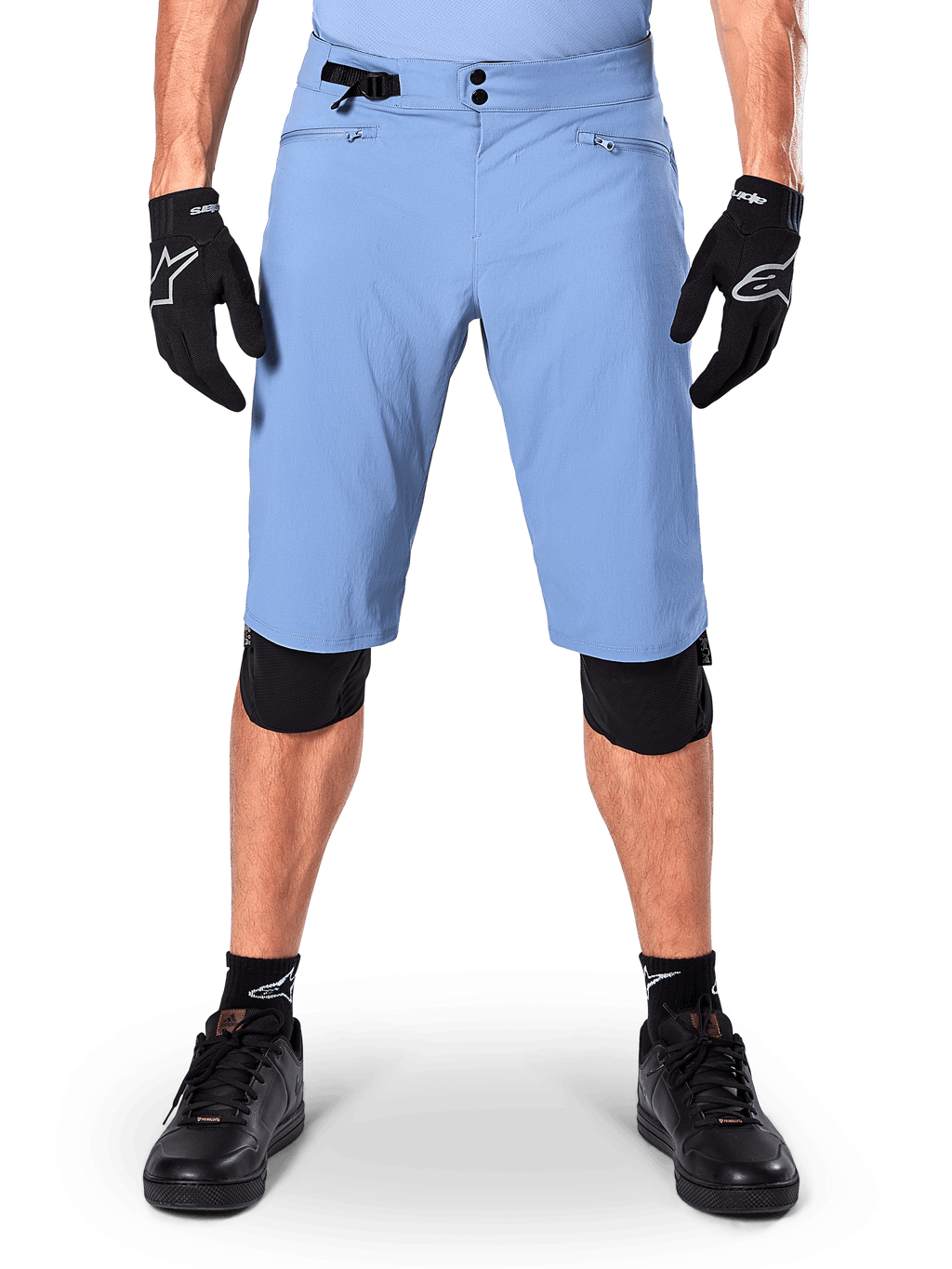 Alpinestars A-Dura shorts, Infinity Blue mountainbike-shorts, vist med sorte handsker og knæbeskyttere, med dobbelt trykknaplukning og taljejustering i siden, performance-cykeludstyr til MTB