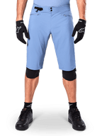 Alpinestars A-Dura shorts, Infinity Blue mountainbike-shorts, vist med sorte handsker og knæbeskyttere, med dobbelt trykknaplukning og taljejustering i siden, performance-cykeludstyr til MTB