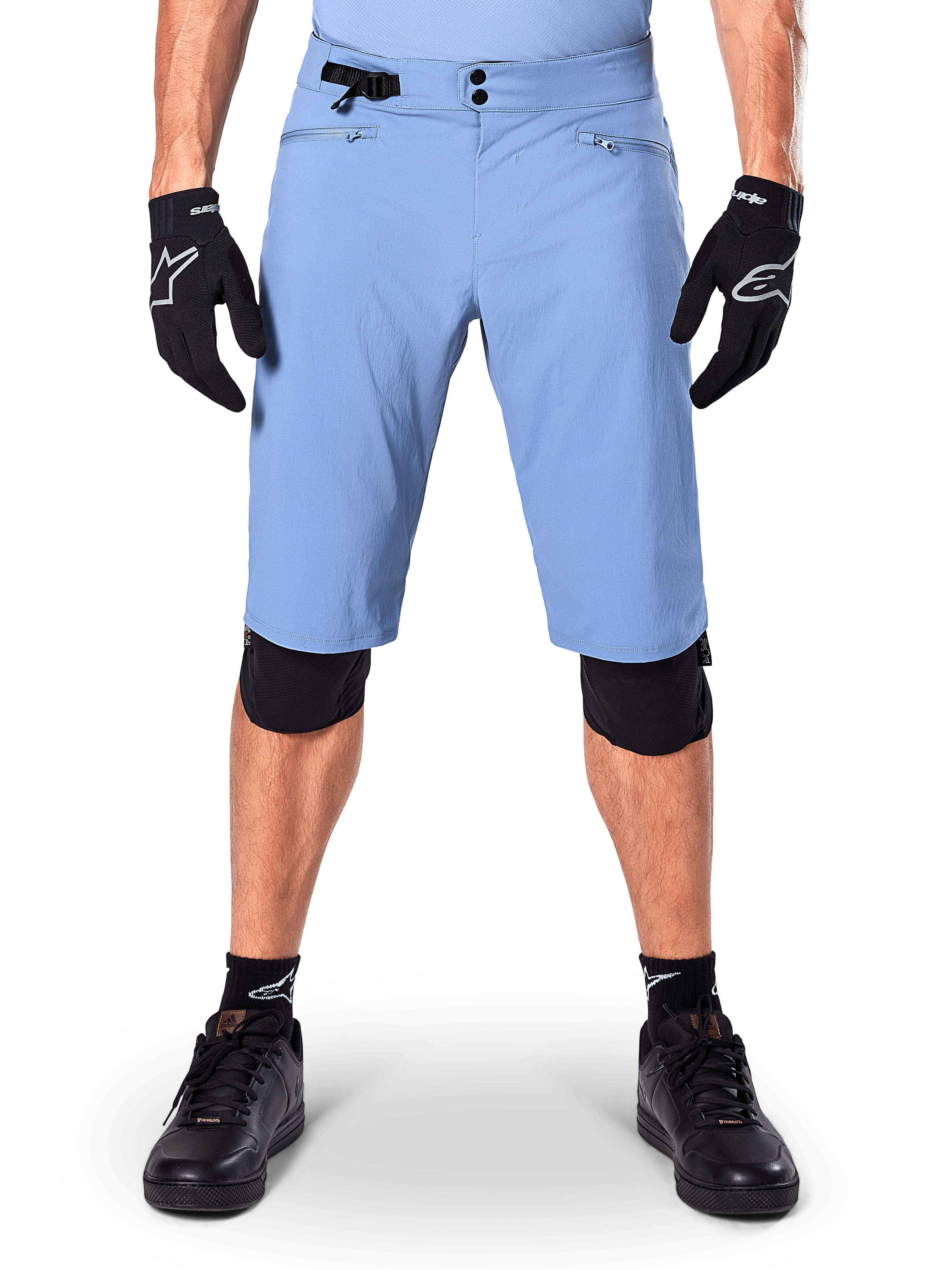 Alpinestars A-Dura shorts, Infinity Blue mountainbike-shorts, vist med sorte handsker og knæbeskyttere, med dobbelt trykknaplukning og taljejustering i siden, performance-cykeludstyr til MTB