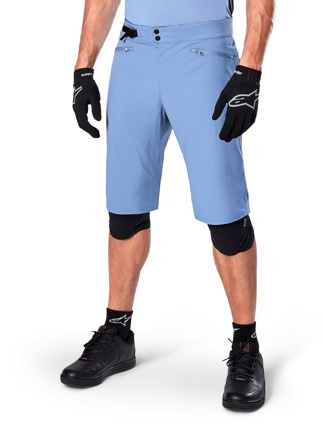 Alpinestars A-Dura Shorts, Infinity Blue, mountainbike-shorts, med lynlåslommer og dobbelt snaplukning, båret med sorte handsker og knæbeskyttere, holdbart 2-vejs strækstof til MTB