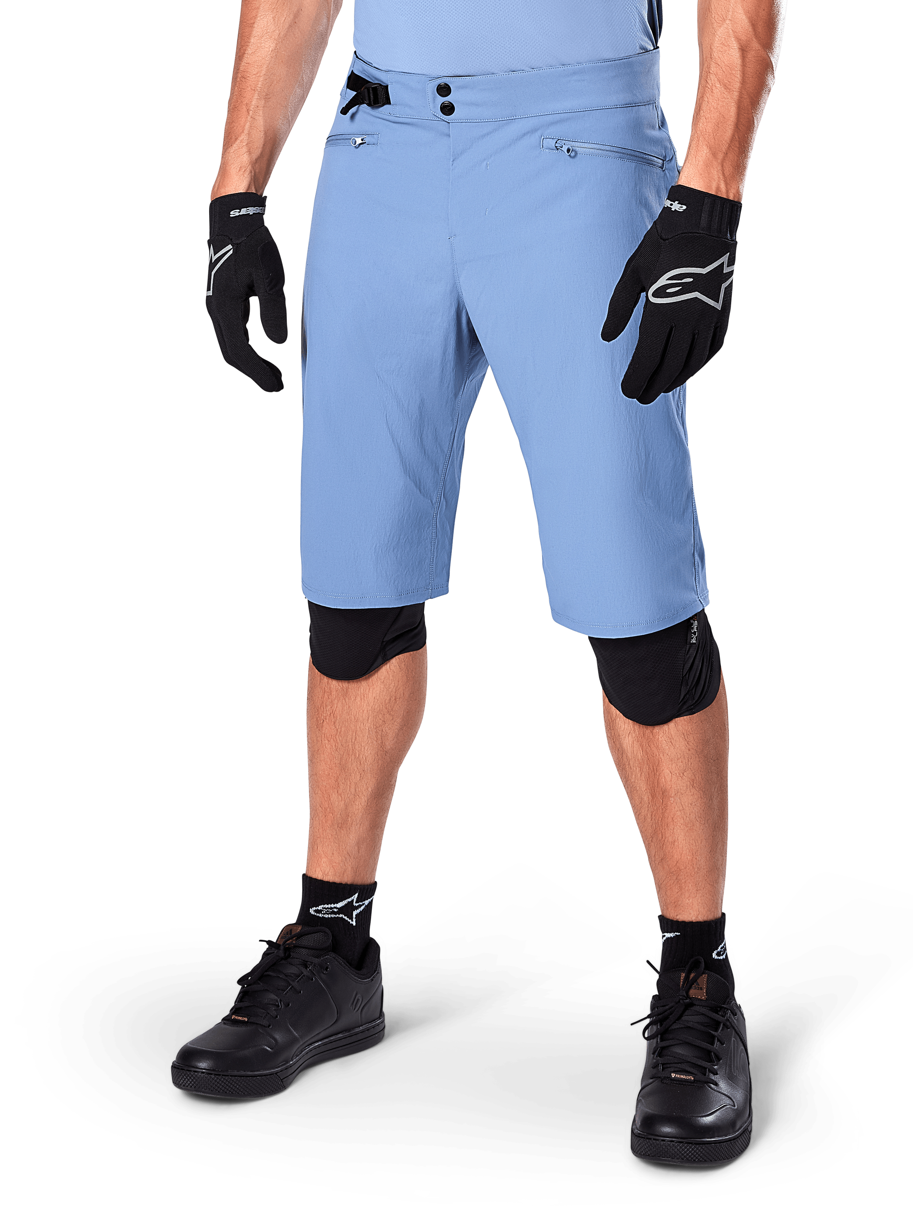 Alpinestars A-Dura Shorts, Infinity Blue, mountainbike-shorts, med lynlåslommer og dobbelt snaplukning, båret med sorte handsker og knæbeskyttere, holdbart 2-vejs strækstof til MTB
