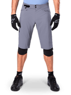 Alpinestars A-Dura Shorts, mountainbike-shorts, mørkegrå, båret med sorte Alpinestars handsker og knæbeskyttere, med dobbelt trykknaplukning og lynlåslommer med mesh-foring, slidstærkt 2-vejs strækstof til off-road cykling