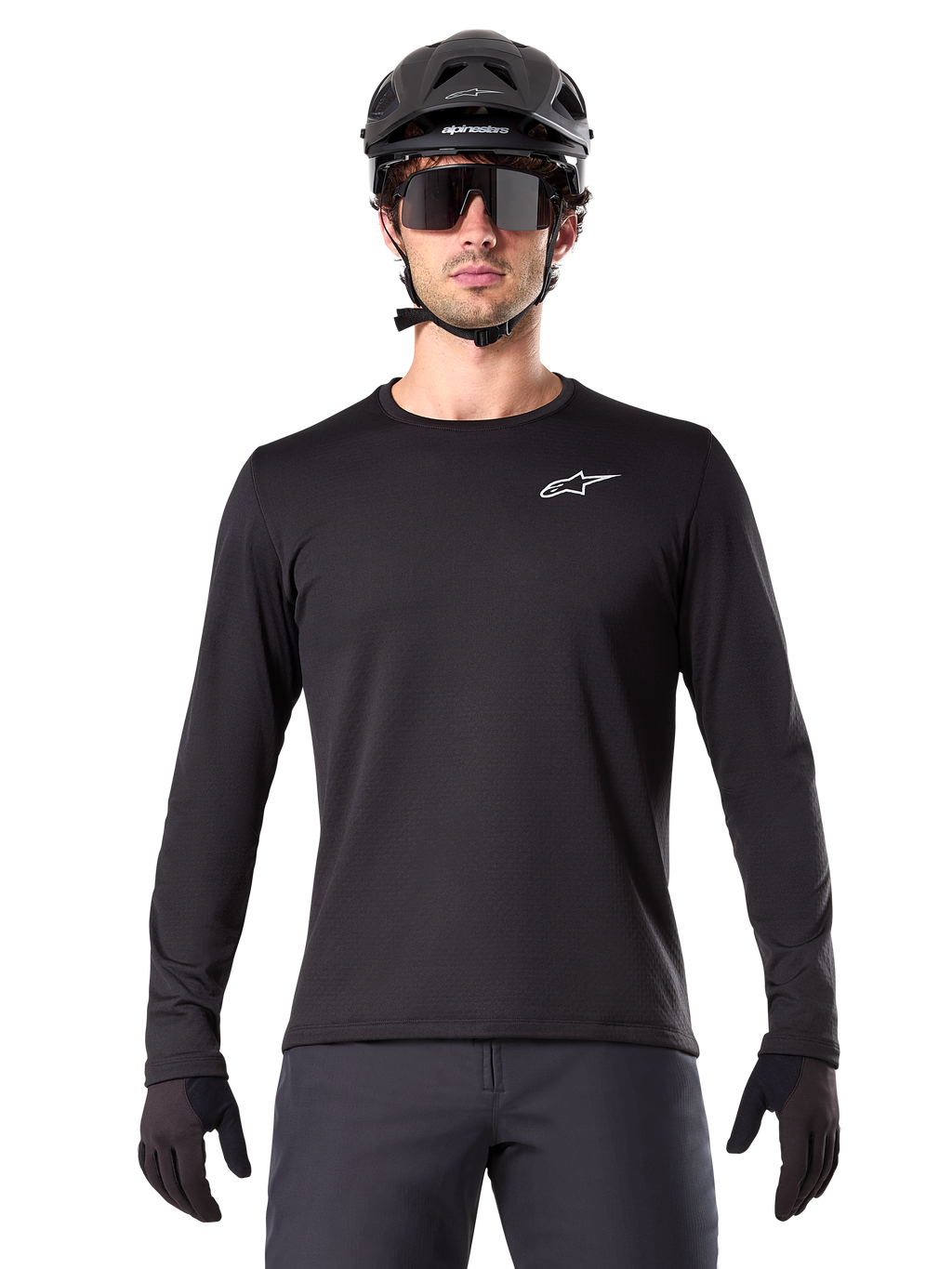 Alpinestars A-Dura Termotrøje, sort langærmet mountainbike-trøje, vist med en sort hjelm og store solbriller, med et lille hvidt Alpinestars-logo på brystet, regular fit, MTB-cykeltøj
