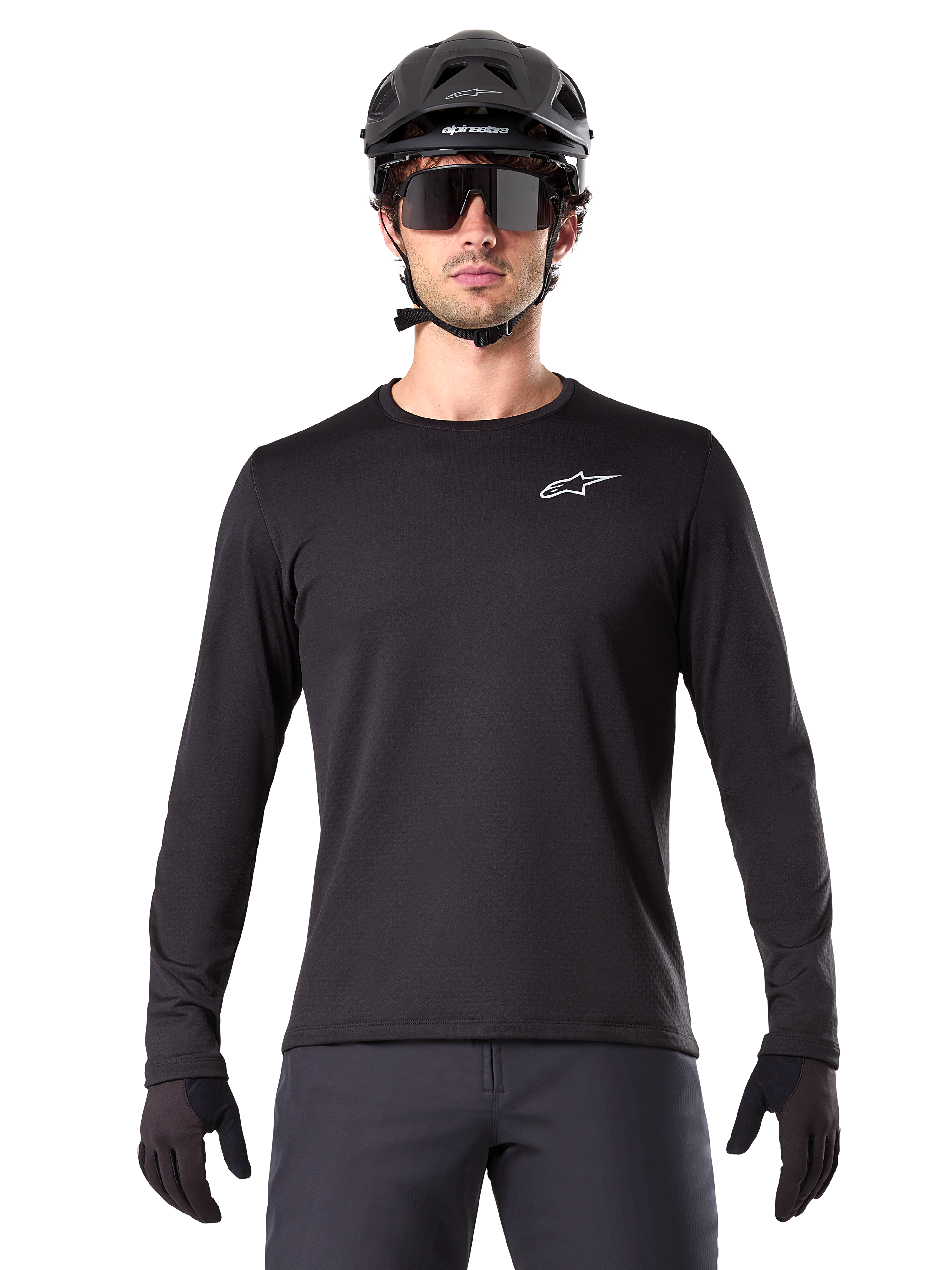 Alpinestars A-Dura Termotrøje, sort langærmet mountainbike-trøje, vist med en sort hjelm og store solbriller, med et lille hvidt Alpinestars-logo på brystet, regular fit, MTB-cykeltøj