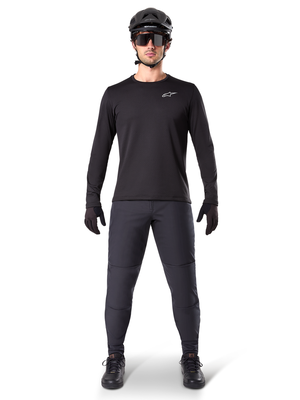 Alpinestars A-Dura Termotrøje, sort langærmet mountainbike-trøje, kombineret med mørkegrå bukser, sorte handsker, sort hjelm og solbriller, hvidt Alpinestars-logo på brystet, koordineret outfit til mountainbike-kørsel i koldt vejr