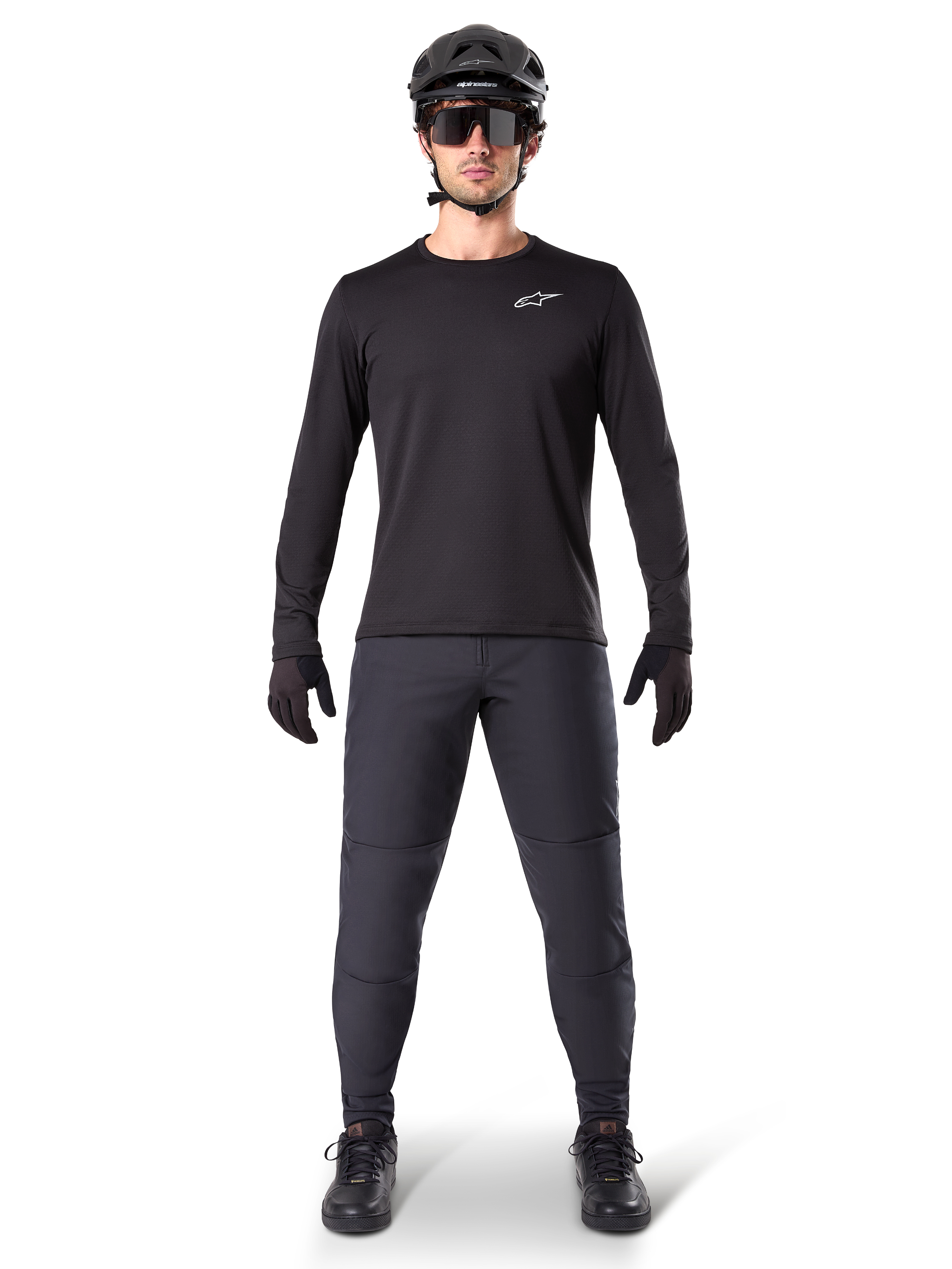 Alpinestars A-Dura Termotrøje, sort langærmet mountainbike-trøje, kombineret med mørkegrå bukser, sorte handsker, sort hjelm og solbriller, hvidt Alpinestars-logo på brystet, koordineret outfit til mountainbike-kørsel i koldt vejr